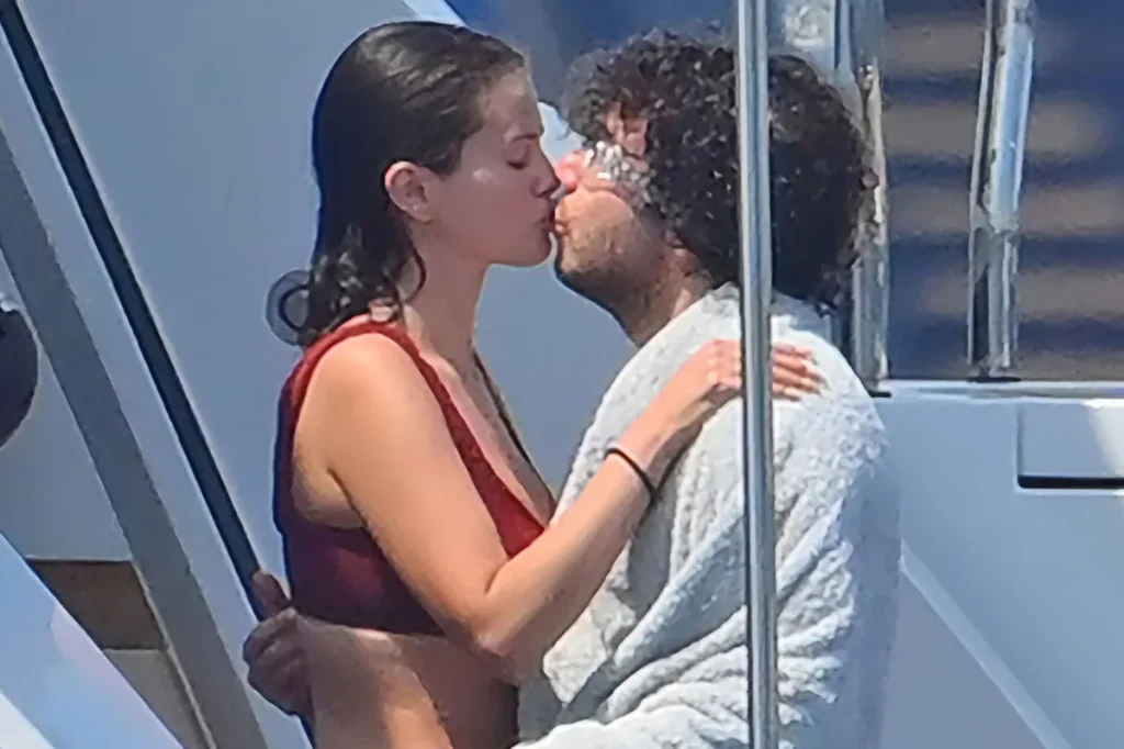 Selena Gomez e Benny Blanco trocam beijo em iate na França; veja fotos de famosos