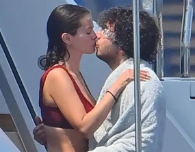 Selena Gomez e Benny Blanco trocam beijo em iate na França; veja fotos de famosos