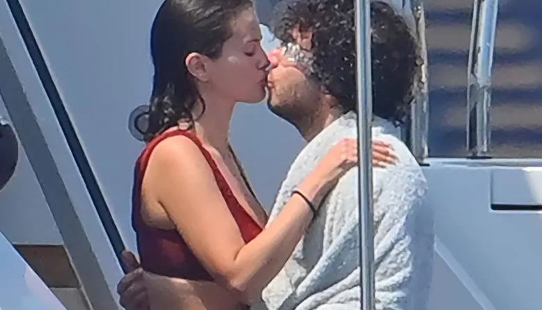 Selena Gomez e Benny Blanco trocam beijo em iate na França; veja fotos de famosos