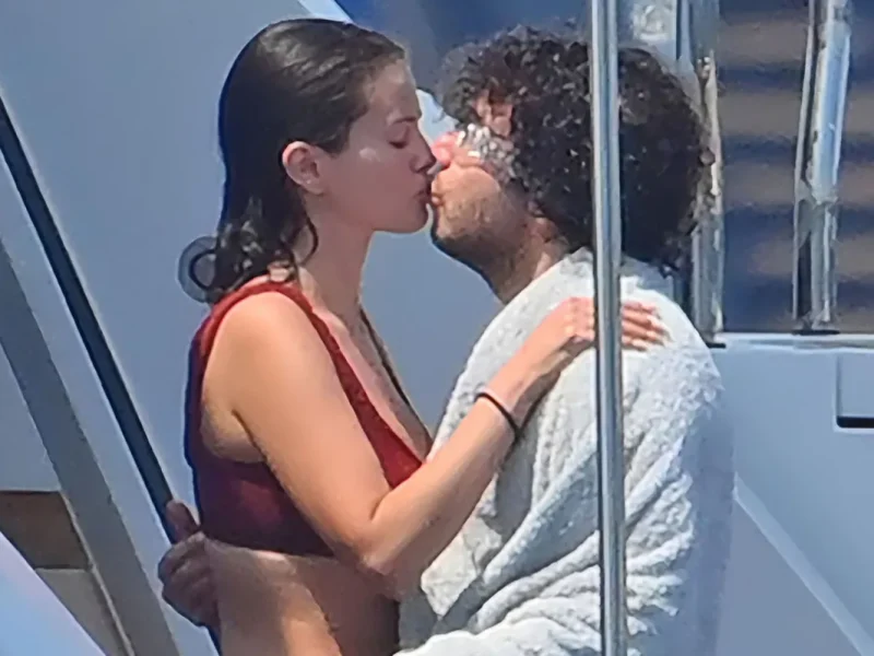Selena Gomez e Benny Blanco trocam beijo em iate na França; veja fotos de famosos