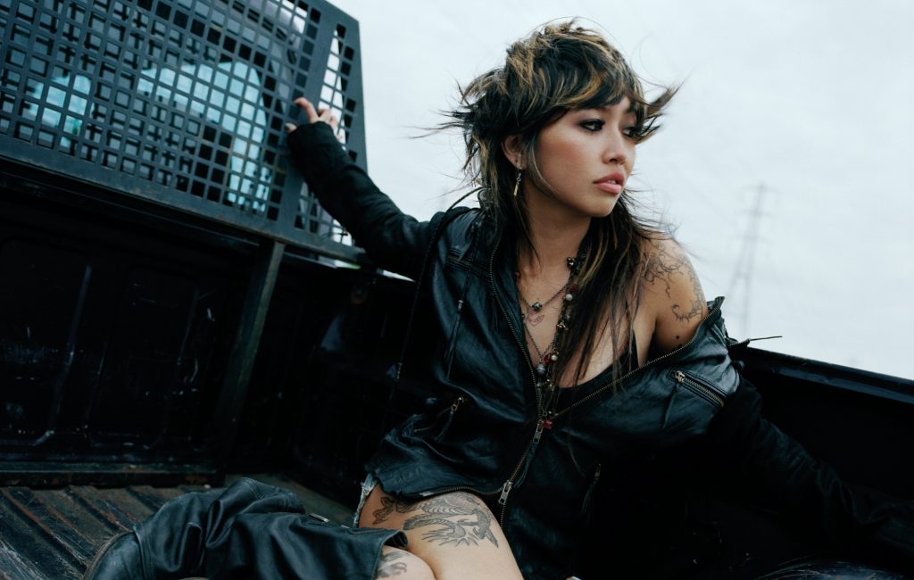 Beabadoobee lança Switchblade, nova faixa do álbum Pylon, e anuncia turnê internacional