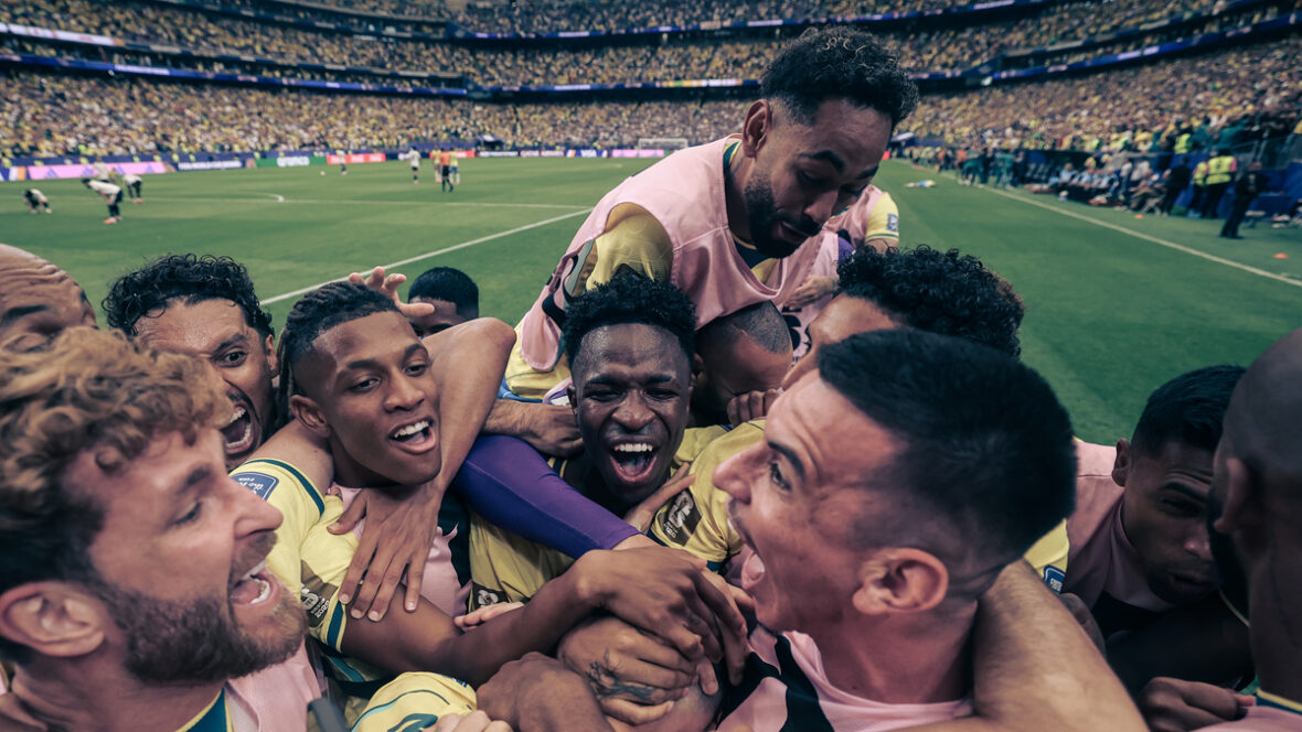 Gabriel Martinelli nº 22 do Brasil comemora com Vinicius Junior nº 7 do Brasil e outros companheiros de equipe após marcar o segundo gol de sua equipe durante a partida das oitavas de final da Copa do Mundo FIFA 2026 entre Brasil e Japão no Houston Stadium em 29 de junho