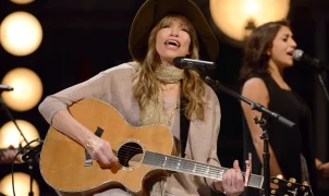 Carly Simon, cantora de Youre So Vain, revela diagnóstico de Parkinson aos 83 anos