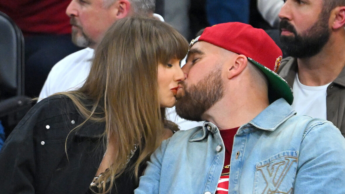 taylor-swift-travis-kelce-oficial de casamento Taylor Swift Travis Kelce se beijando