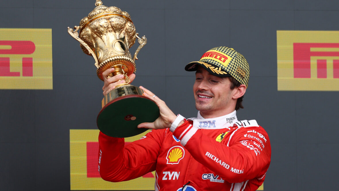 Charles Leclerc segura troféu após vencer o Grande Prêmio da Inglaterra de 2026