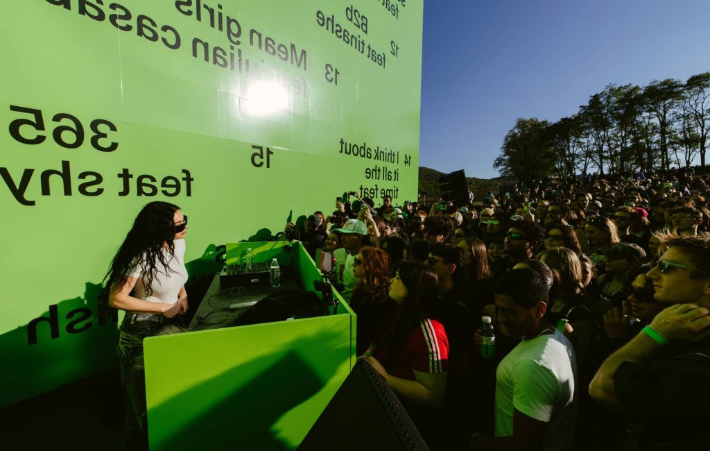 Designer da capa de Brat, de Charli XCX, revela que erro de exportação gerou visual borrado e fala sobre processo criativo
