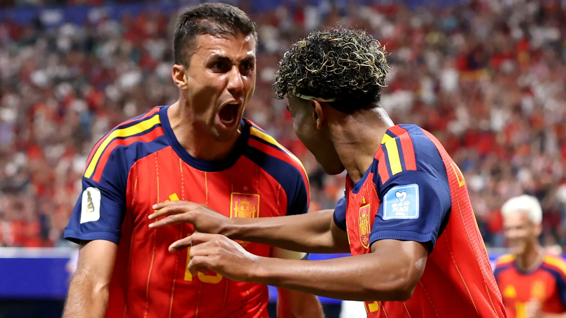 Lamine Yamal nº 19 da Espanha comemora com seu companheiro Rodri nº 16 após marcar um gol.