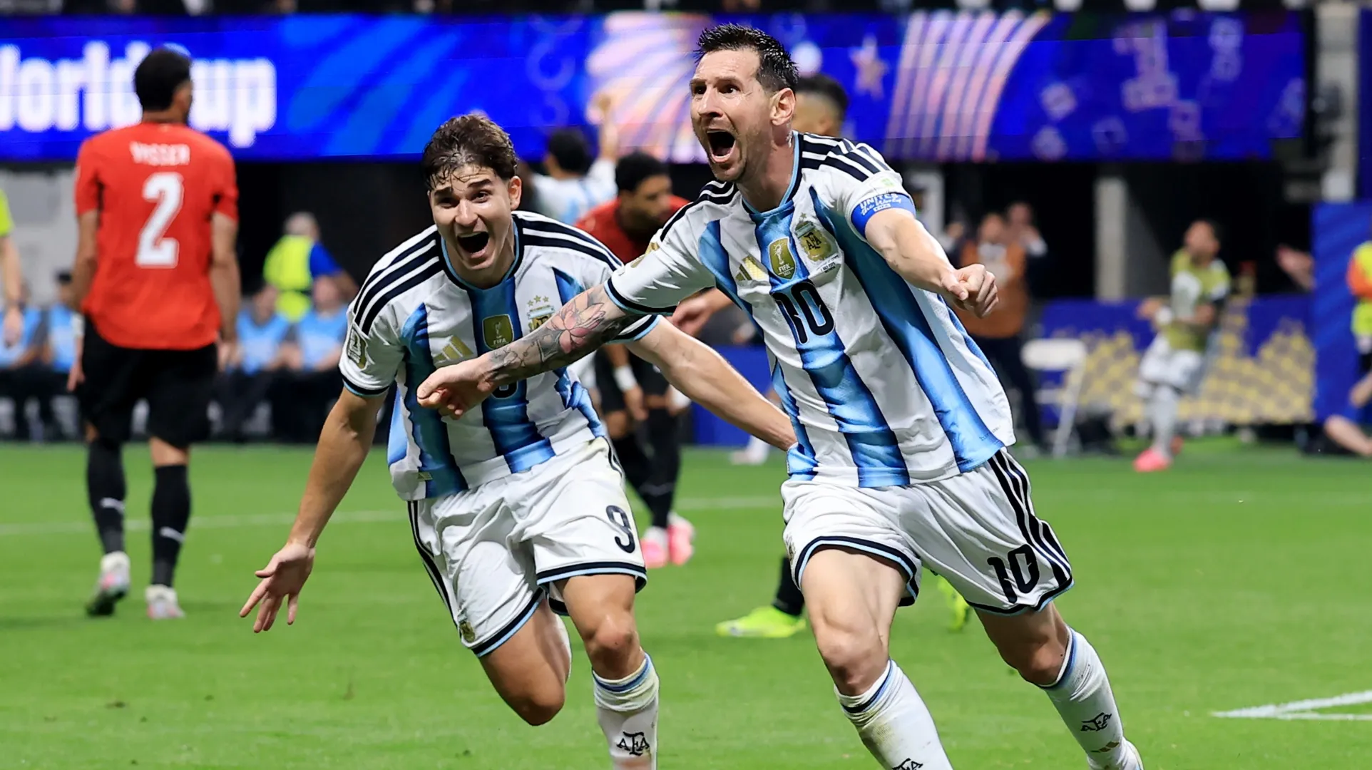 Lionel Messi #10 da Argentina comemora com Julian Alvarez #9 depois de marcar contra o Egito.