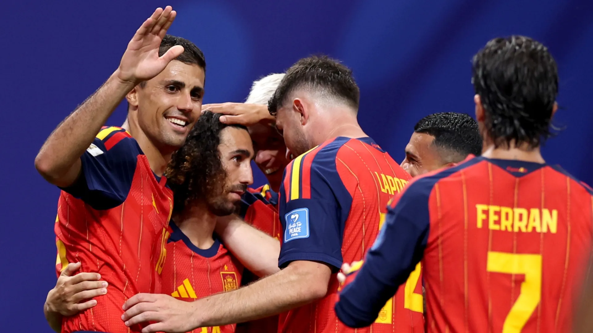 Marc Cucurella #24 da Espanha comemora com os companheiros depois de marcar um gol.