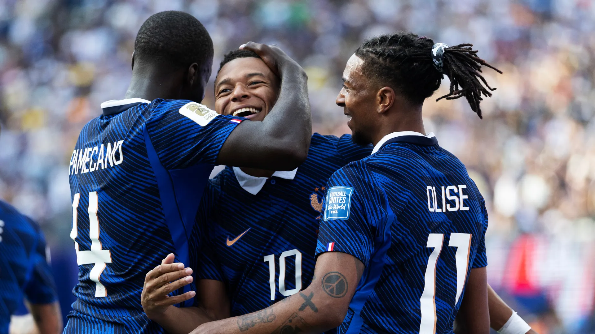 Kylian Mbappe #10 da França comemora com Dayot Upamecano #4 e Michael Olise #11