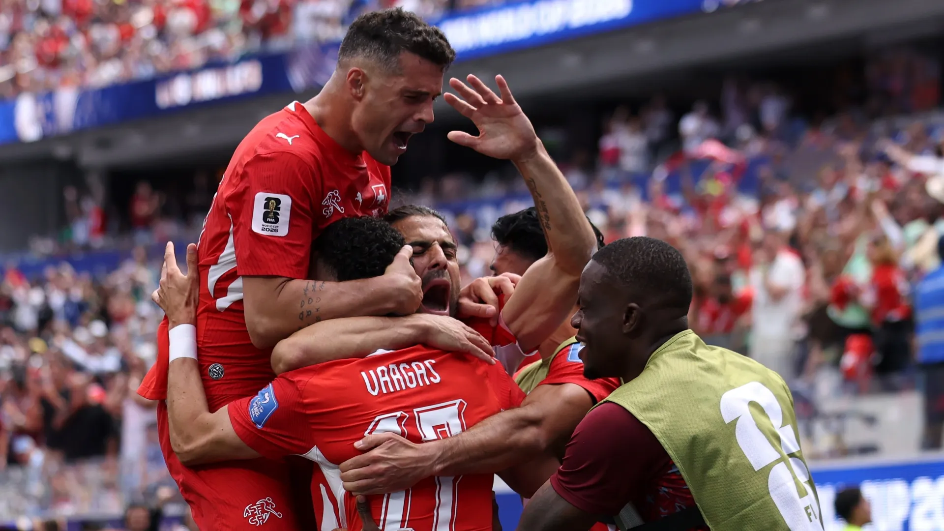 Ruben Vargas, nº 17 da Suíça, comemora o segundo gol de sua equipe contra a Bósnia e Herzegovina.