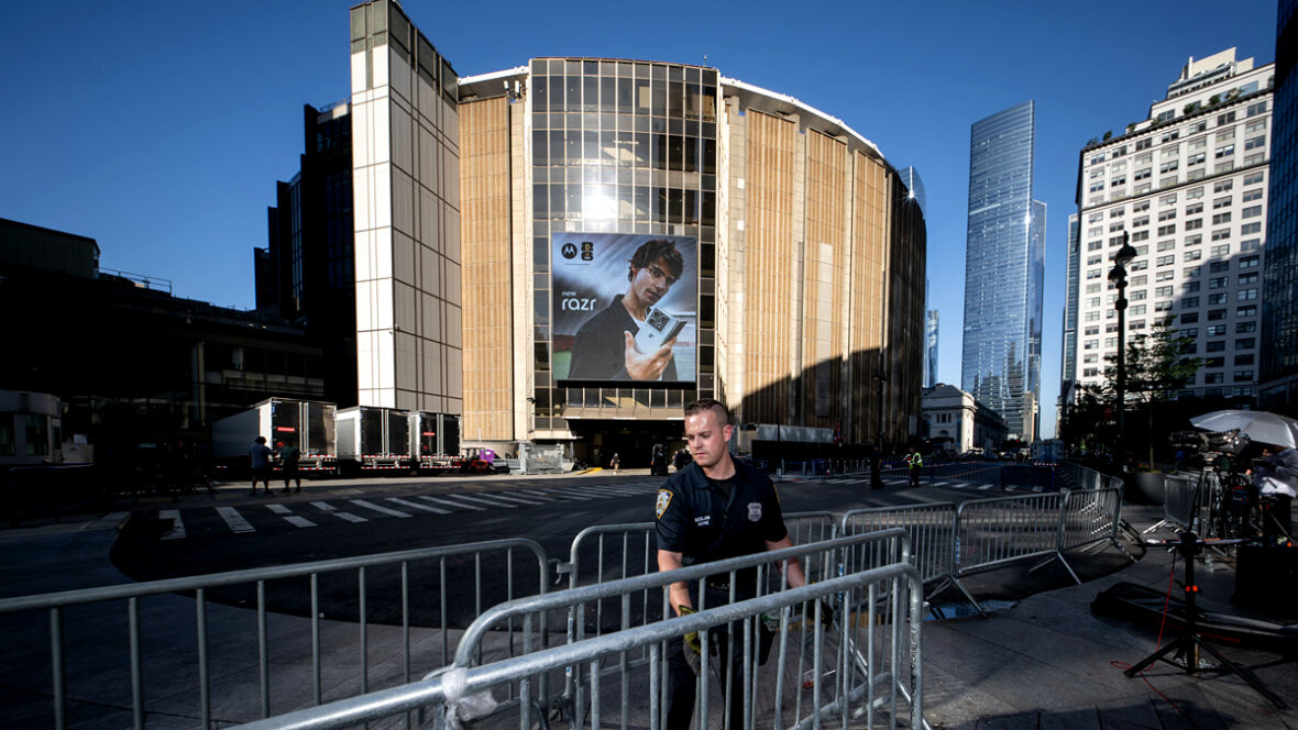 madison-square-garden-privacidade-para-hóspedes Uma vista do Madison Square Garden à frente de Taylor Swift e Travis Kelce