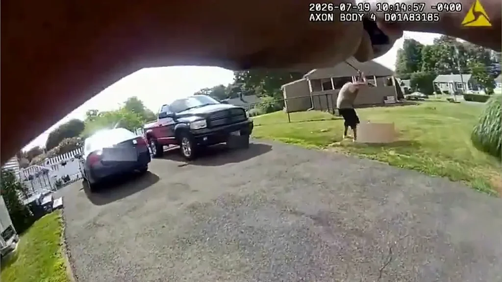 Polícia divulga vídeo de câmera corporal que mostra policial atirando em homem que atacava vítima com taco de beisebol em Connecticut