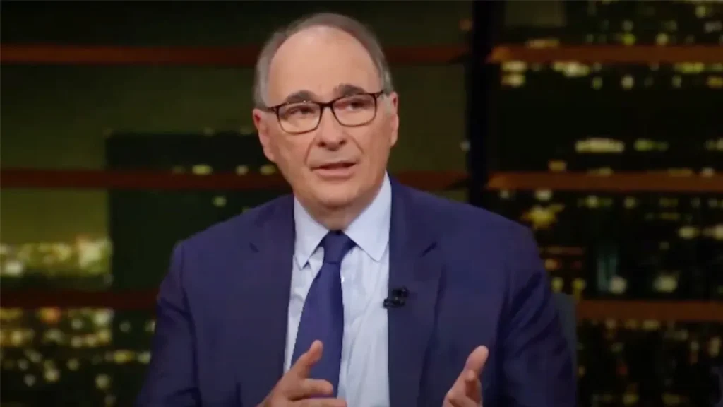 David Axelrod relata recusa de socorro a idoso desmaiado no calor em Chicago e provoca reação nas redes