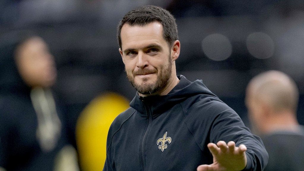 Derek Carr admite que recebeu sondagens de times da NFL, mas condiciona volta a situação especial