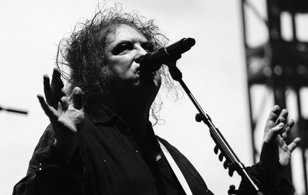 The Cure encerra Electric Castle 2026 com raridades e hits em show histórico na Romênia