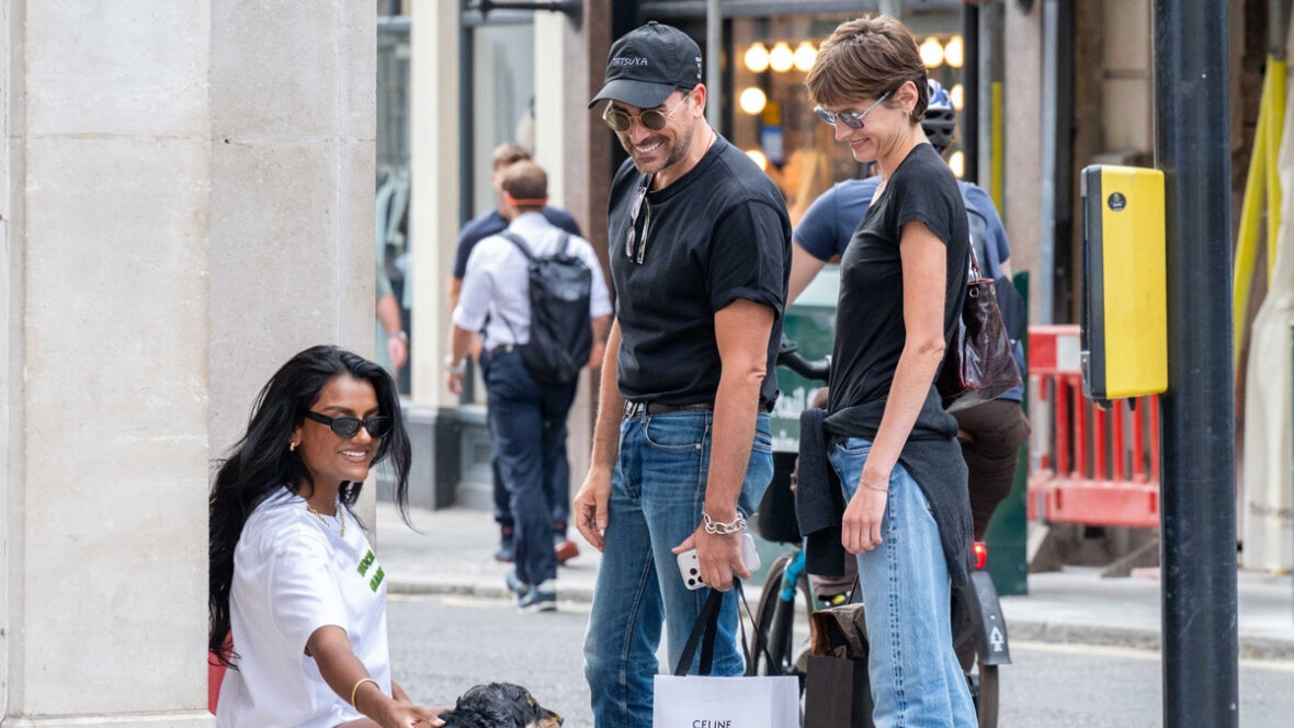 Emma Corrin e Dan Levy encontram Simone Ashley e seu cachorro enquanto faziam compras em Londres em 1º de julho