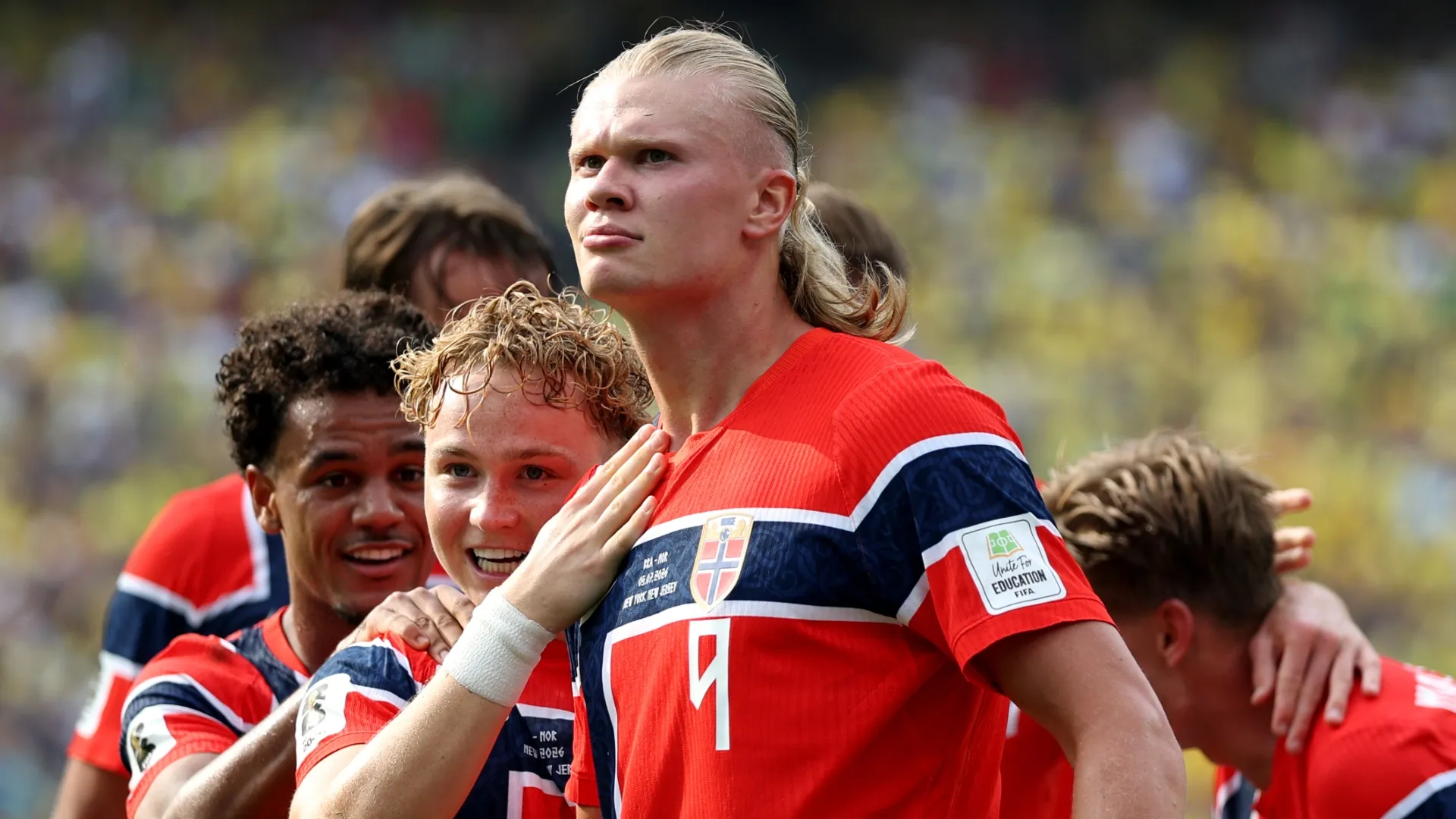 Erling Haaland nº 9 da Noruega comemorando.