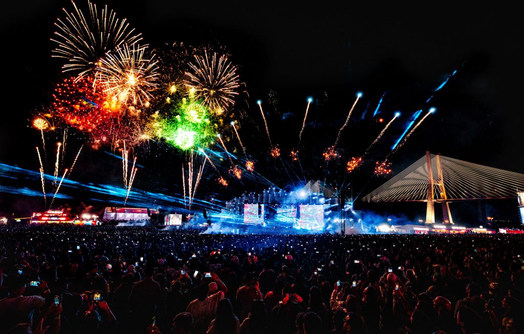 Rock in Rio Lisboa 2026: tirolesa sobre o palco, acrobacias aéreas e casamento com sósia de Madonna marcam festival