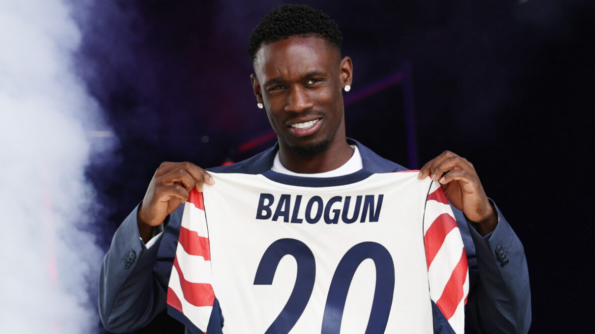 Folarin Balogun segurando camisa