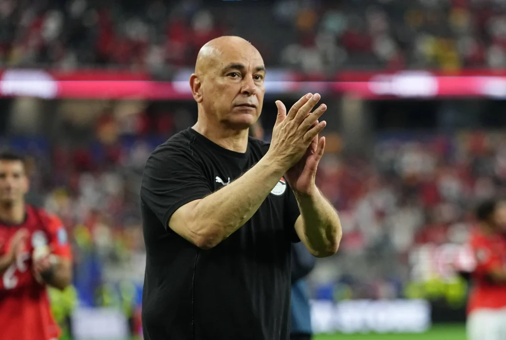 Técnico do Egito exibe bandeira palestina após vitória sobre a Austrália na Copa do Mundo e gera polêmica