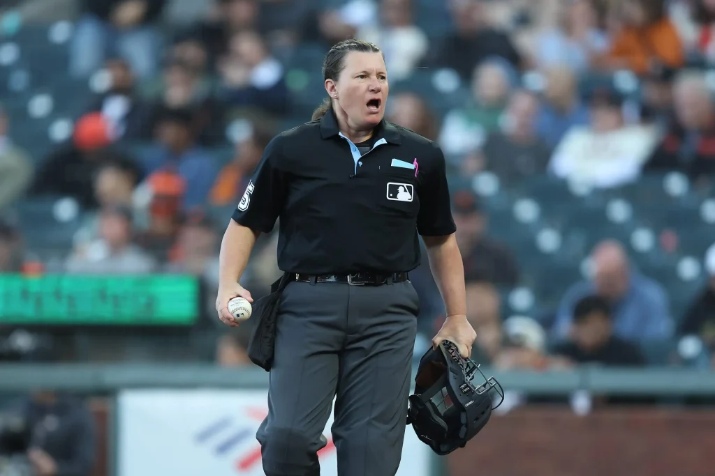 Primeira árbitra de home plate da MLB tem pior desempenho da liga em 2026, apontam dados