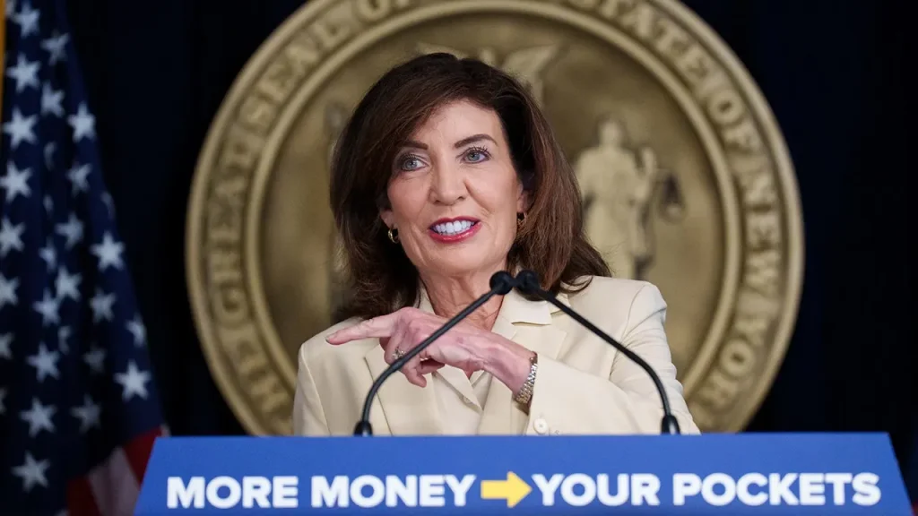 Hochul defende não aumentar impostos sobre ricos e empresas em NY após estudo sobre fuga de milionários