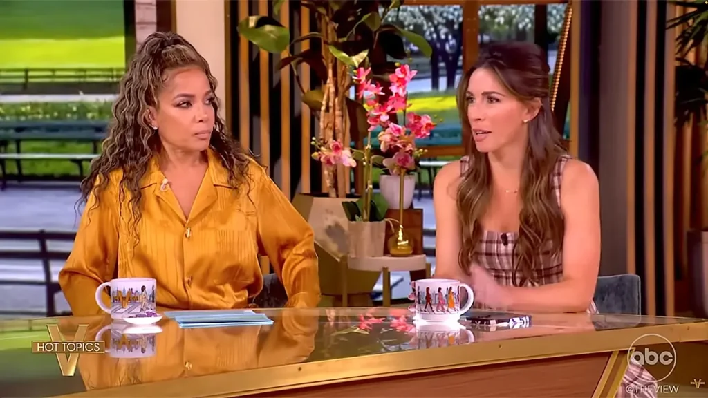 Alyssa Farah Griffin critica colegas de The View por defenderem candidato com tatuagem nazista
