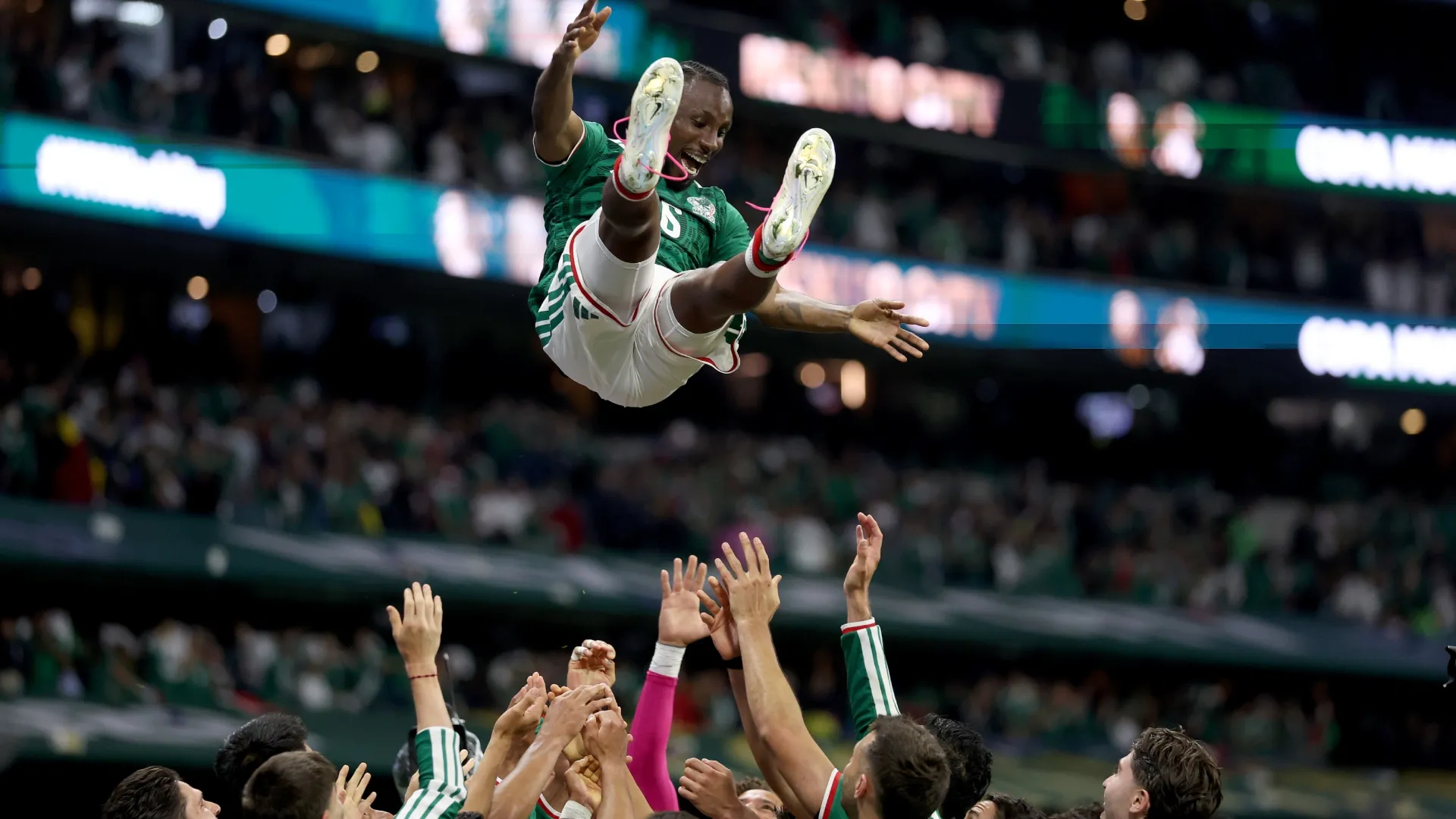 Julian Quinones nº 16 do México é lançado ao ar por seus companheiros.