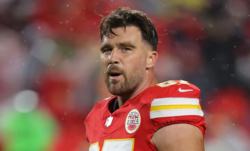 namoro travis Travis Kelce no campo de futebol