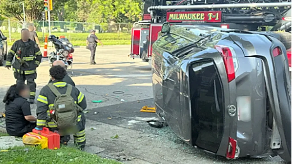 Agentes do ICE em Milwaukee interrompem operação para salvar mulher presa em capotamento