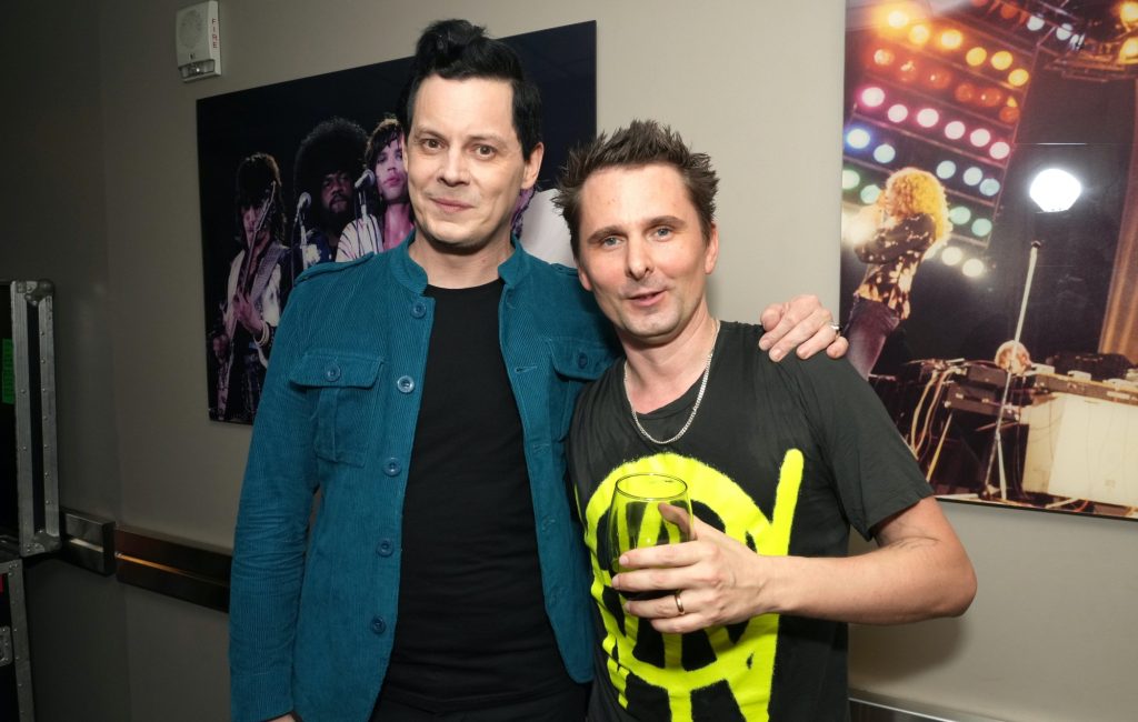 Matt Bellamy, do Muse, relembra cena do rock dos anos 2000 e encontro com Jack White e Albert Hammond Jr.: Foda! Ainda estamos aqui!