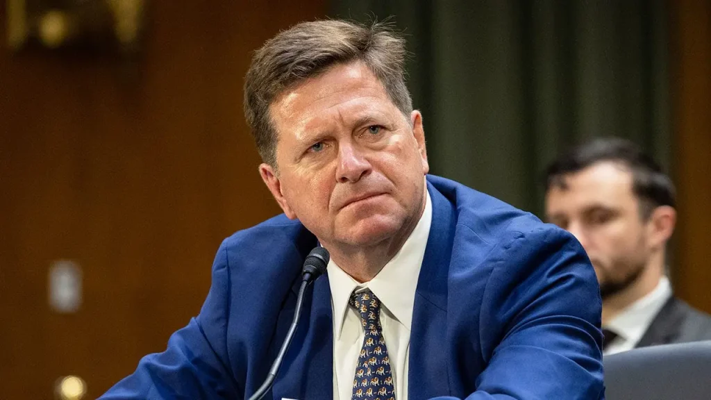 Senado avança indicação de Jay Clayton para chefiar inteligência dos EUA; votação final ocorre nesta terça
