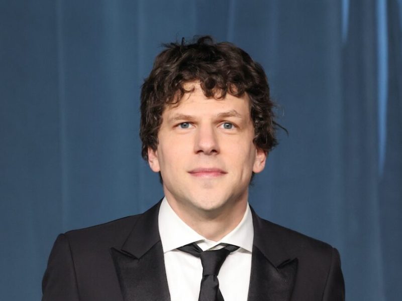 Jesse Eisenberg explica por que permanecerá na América apesar da presidência de Trump