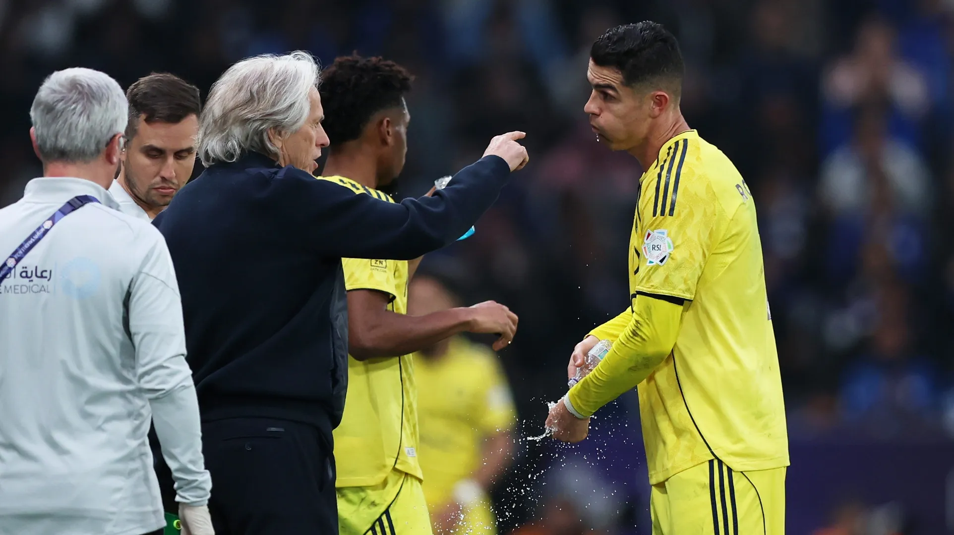 O técnico Jorge Jesus interage com Cristiano Ronaldo do Al Nassr.