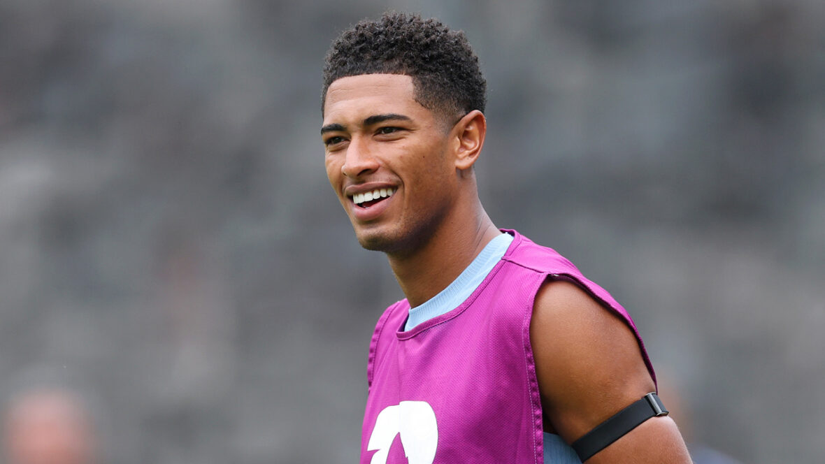 Jude-namoro Jude Bellingham sorrindo no treino de futebol