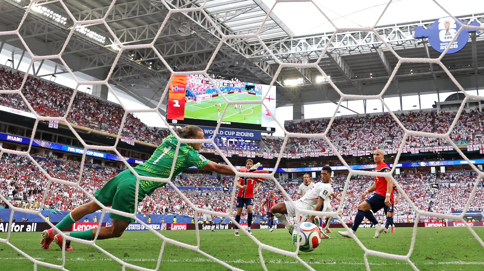 Jude Bellingham, nº 10 da Inglaterra, marca o segundo gol de seu time contra Orjan Nyland, nº 1 da Noruega.