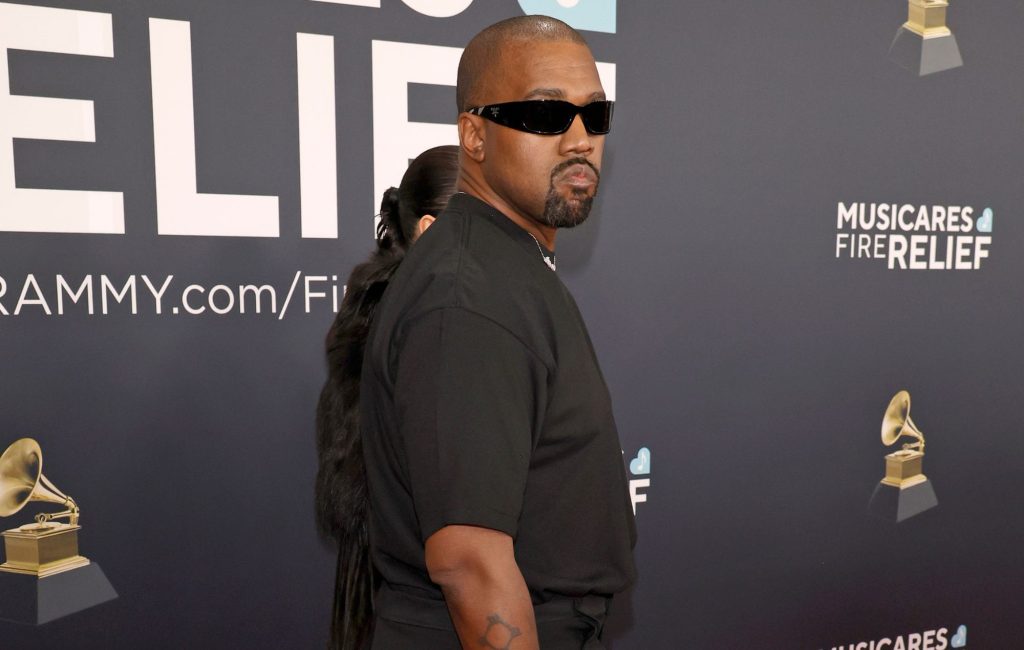 Kanye West faz acordo judicial com ex-assistente que o acusava de agressão sexual, tráfico de pessoas e demissão injusta