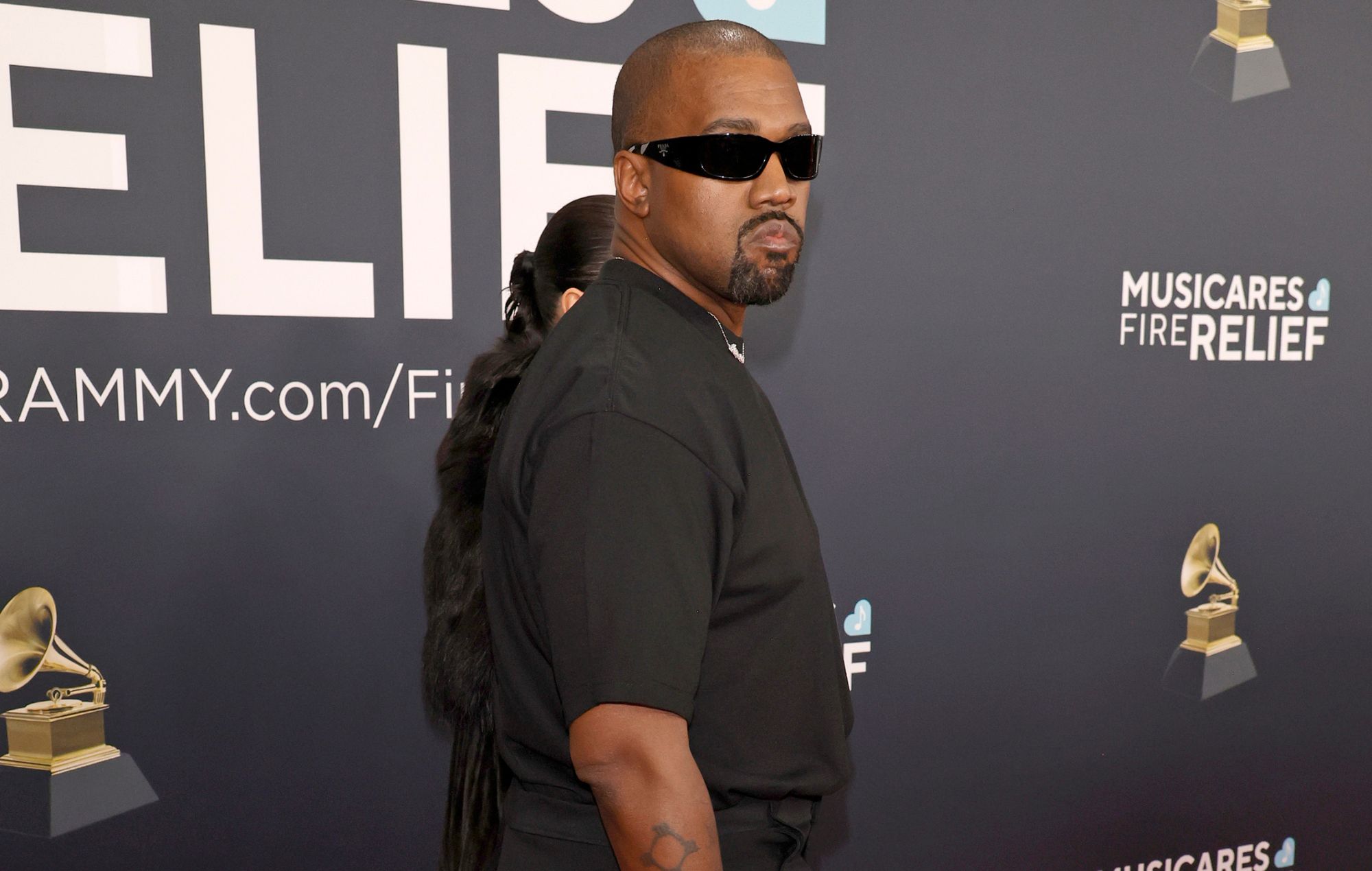 Kanye West faz acordo judicial com ex-assistente que o acusava de agressão sexual, tráfico de pessoas e demissão injusta