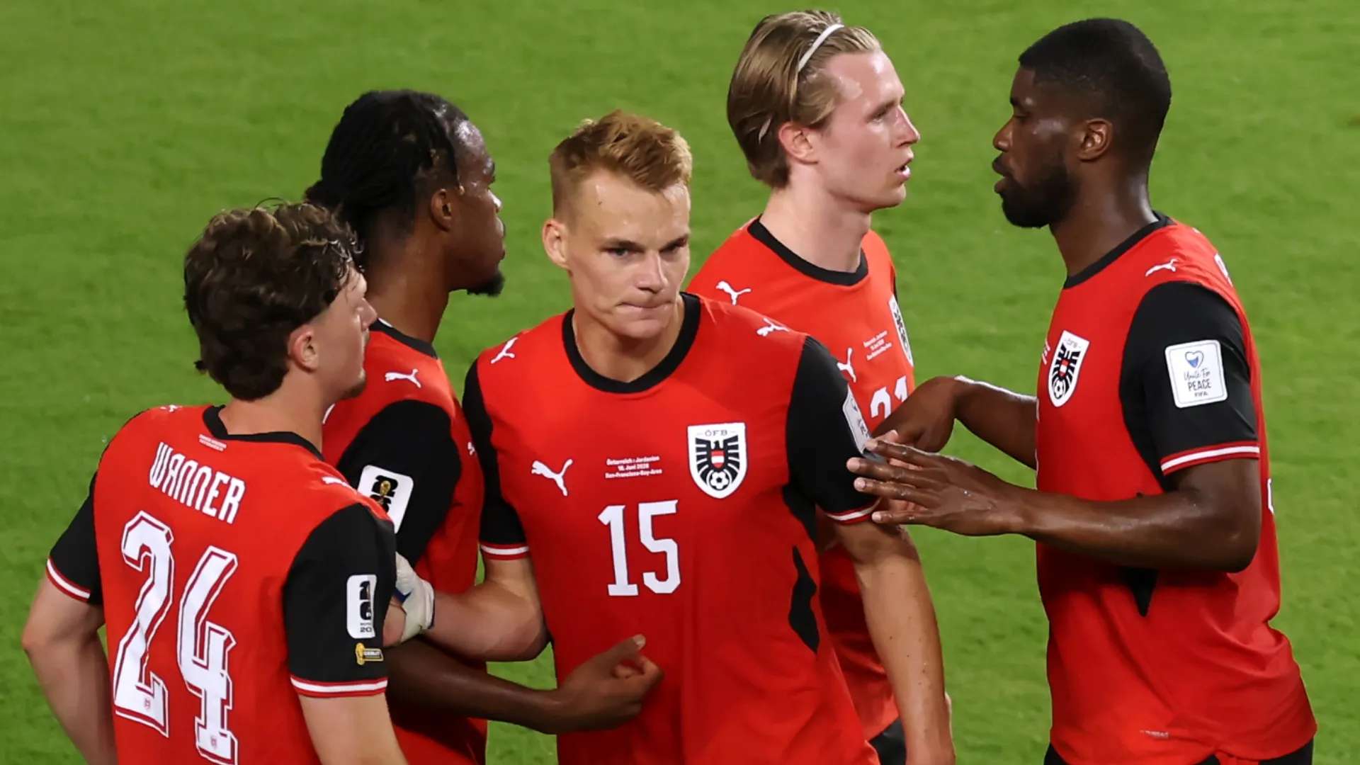 Jogadores austríacos comemorando a vitória na Copa do Mundo de 2026.