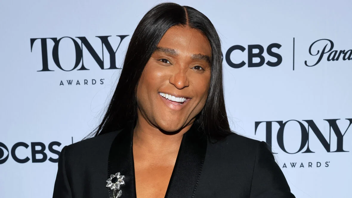 Law-Vuitton Law Roach sorri enquanto participava do Tony Awards