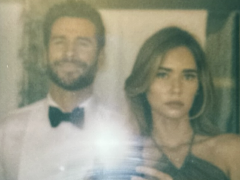 Liam Hemsworth e a noiva Gabriella Brooks comparecem ao casamento de Taylor Swift e Travis Kelce