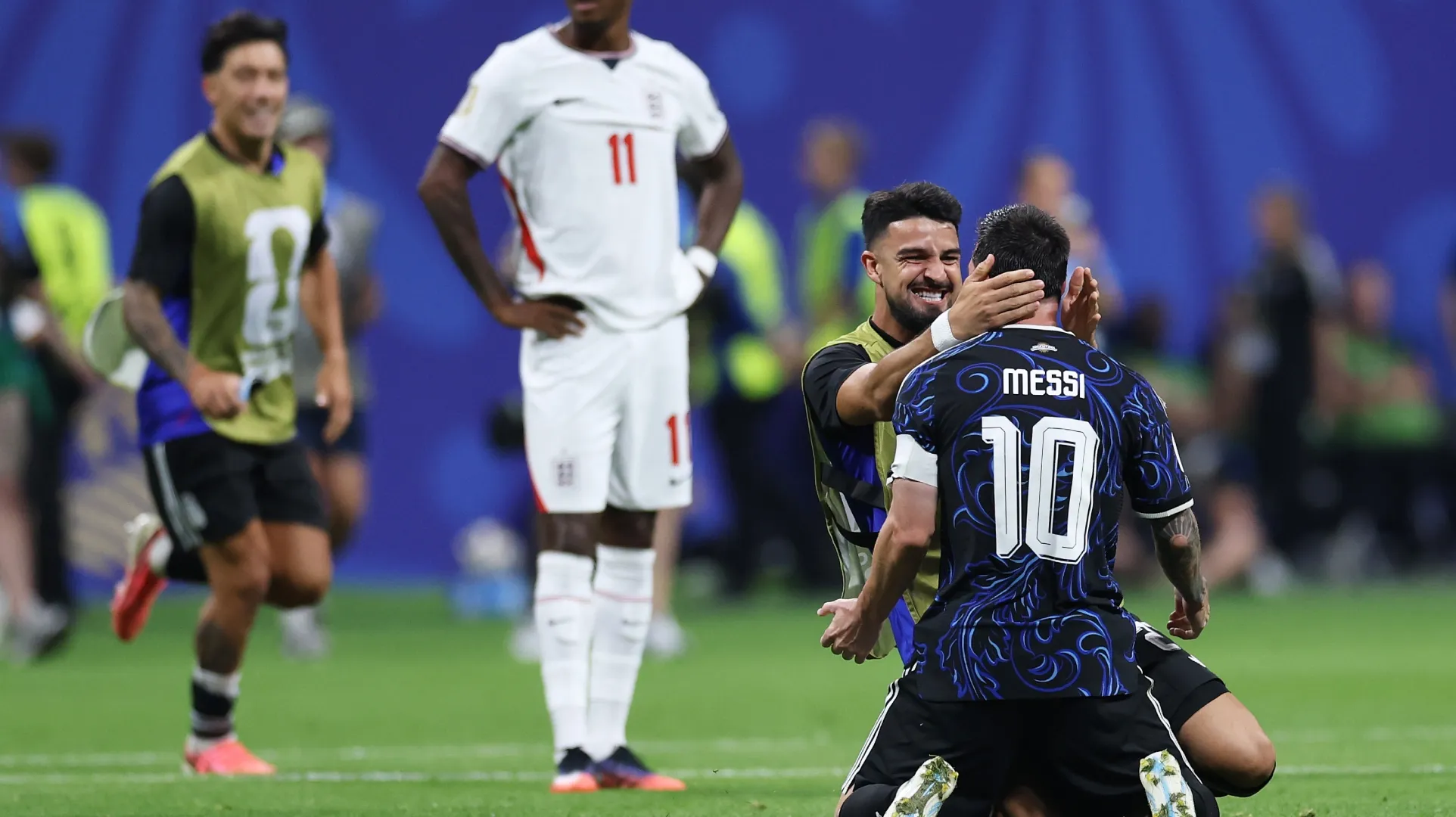 Lionel Messi nº 10 da Argentina comemora com companheiros de equipe.