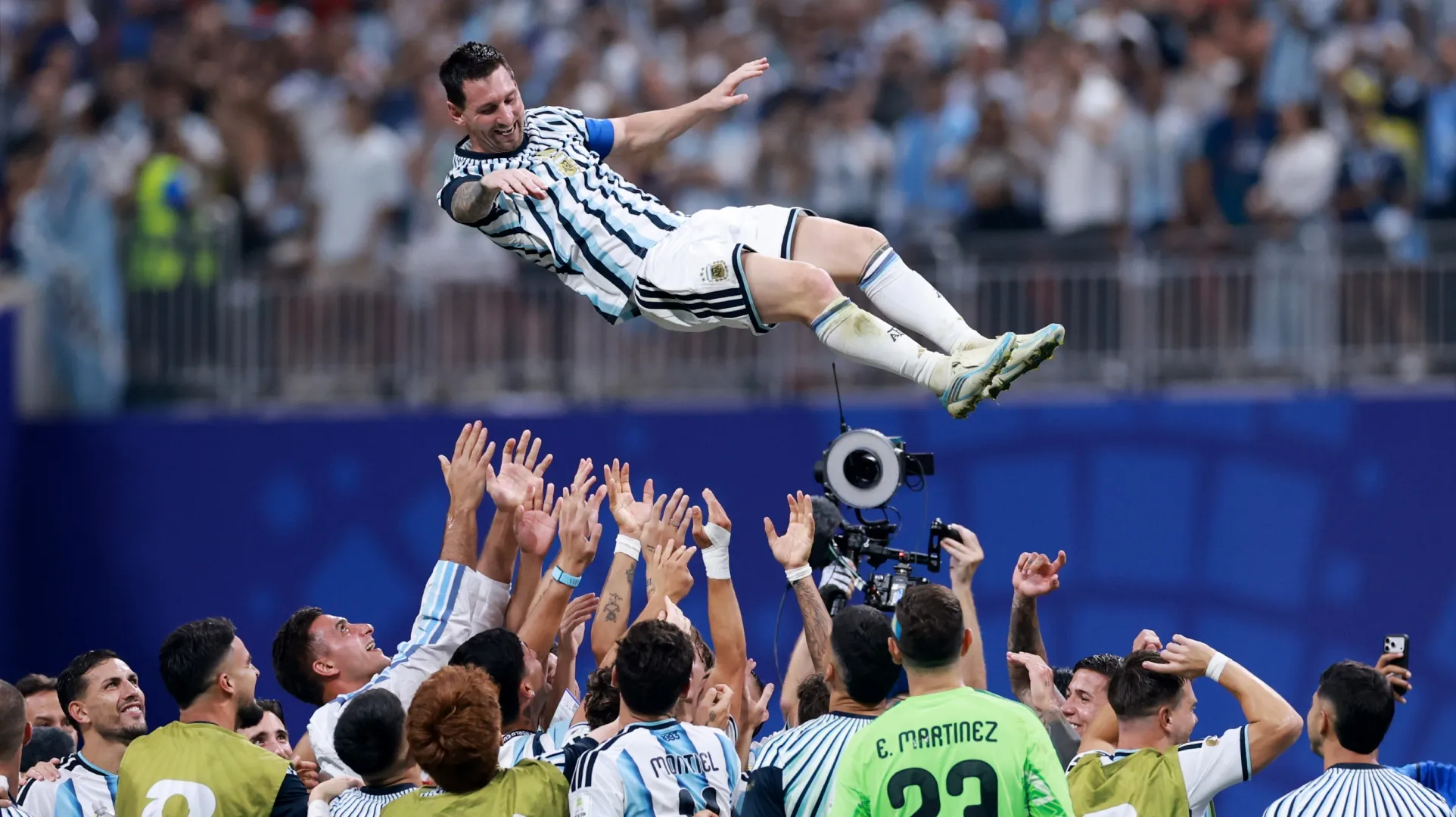 Lionel Messi nº 10 da Argentina comemora com os companheiros após a vitória por 3 a 2 (Elsa/Getty Images).