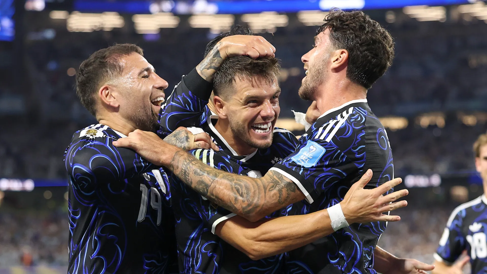 Giovani Lo Celso, nº 11 da Argentina, comemora com os companheiros após marcar contra a Jordânia.