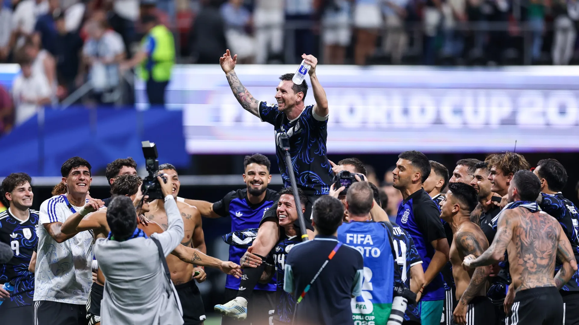 Lionel Messi #10 da Argentina comemora com os companheiros após a vitória por 2 a 1 sobre a Inglaterra.