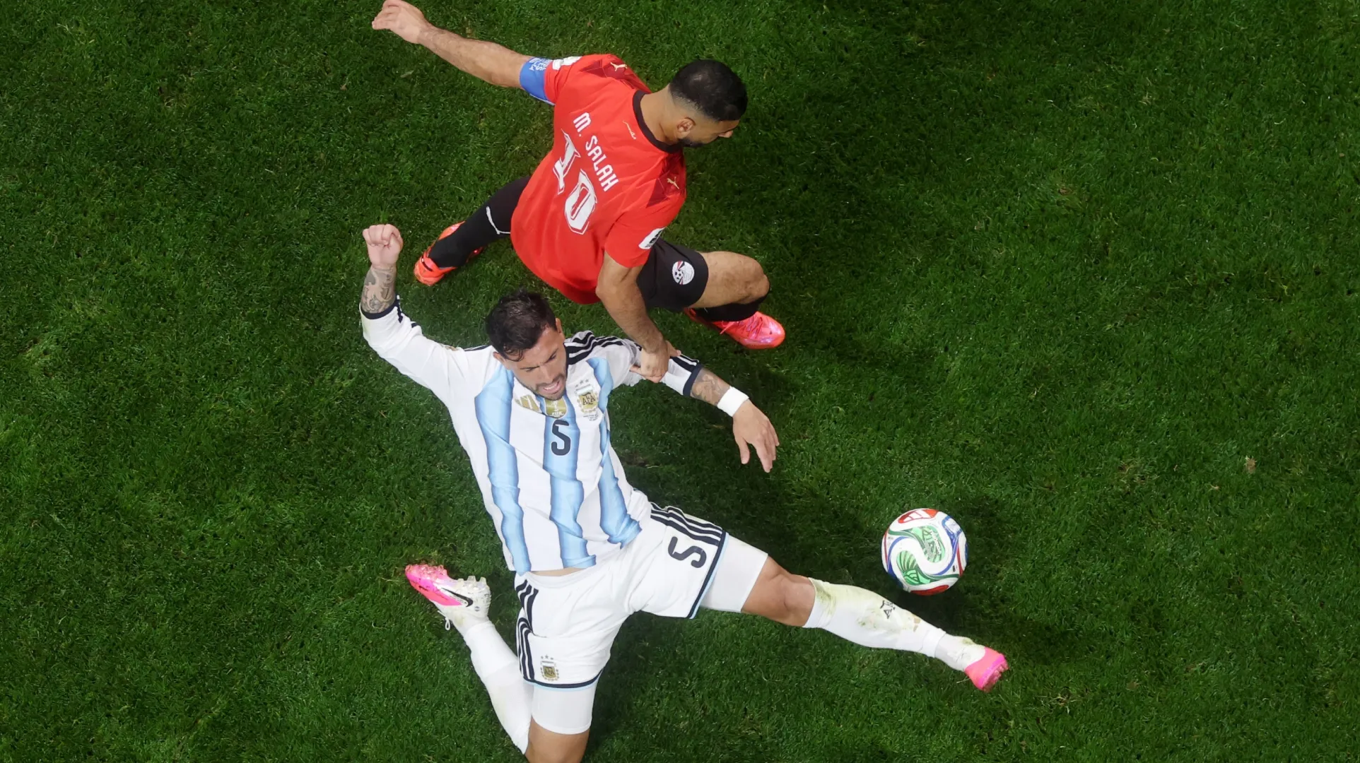 Leandro Paredes #5 da Argentina e Mohamed Salah #10 do Egito disputam a bola.