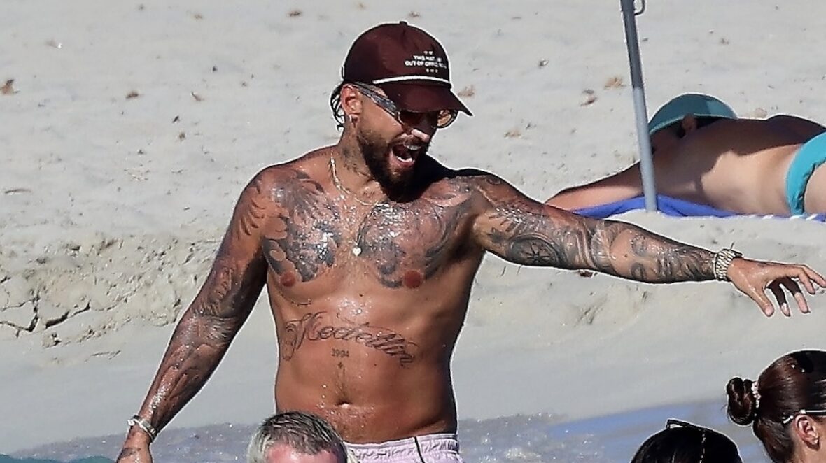 *EXCLUSIVO* A cantora colombiana Maluma aproveita o sol do Mediterrâneo com a família e amigos próximos em Formentera Maluma sem camisa na praia