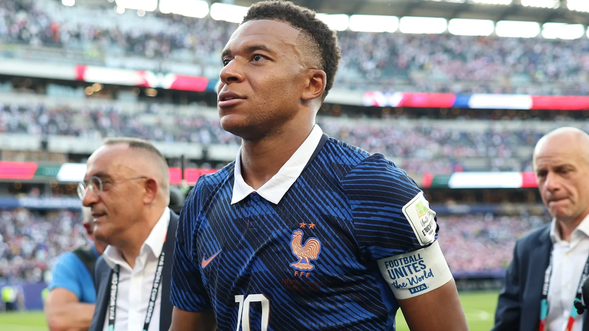 Kylian Mbappé, número 10 da França, sai do campo.
