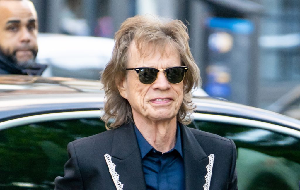 Mick Jagger vira meme ao reagir com decepção a gol da Argentina na semifinal da Copa; inglês fala pela nação